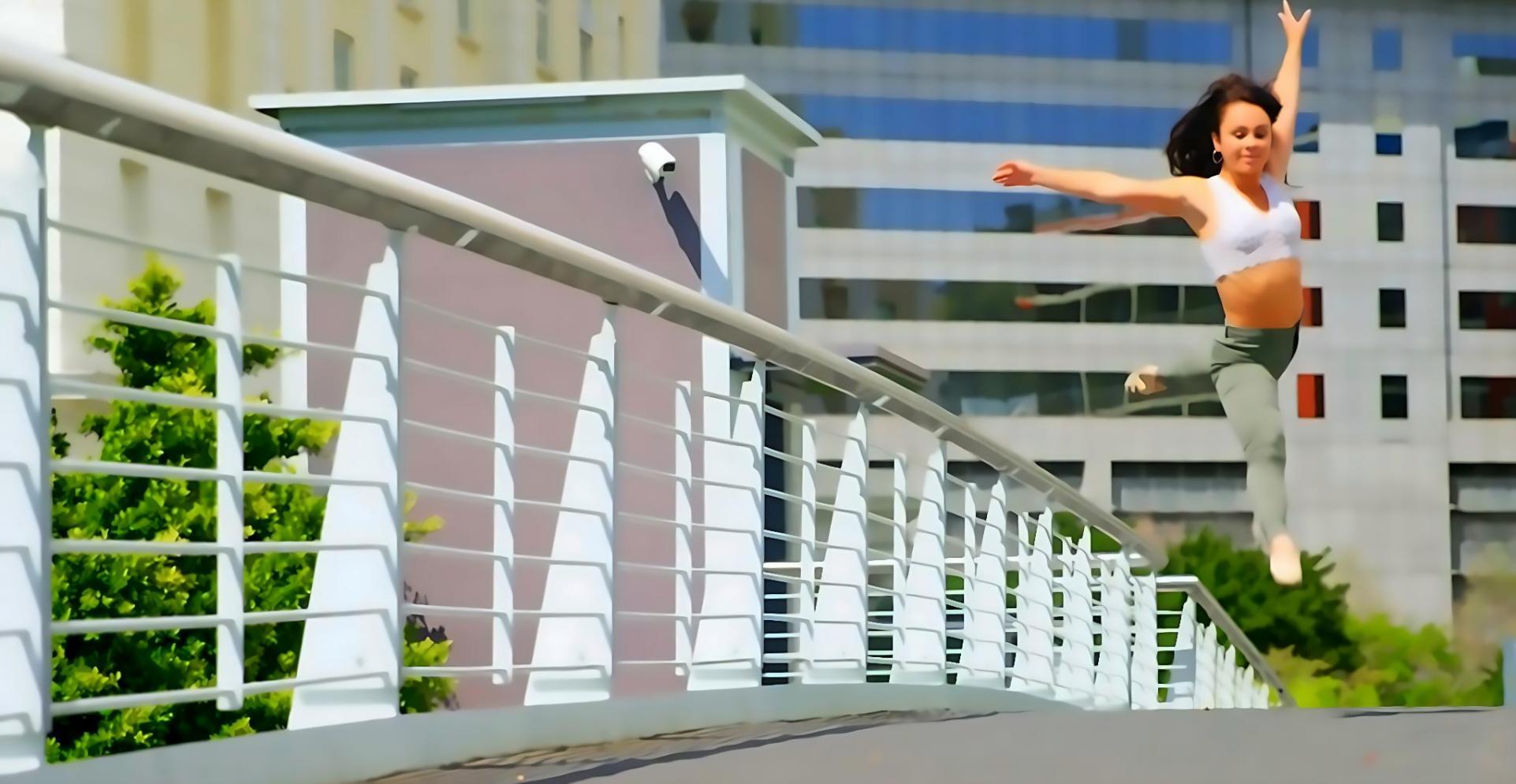 Tanzgruppe während einer gemeinsamen Übung im Studio