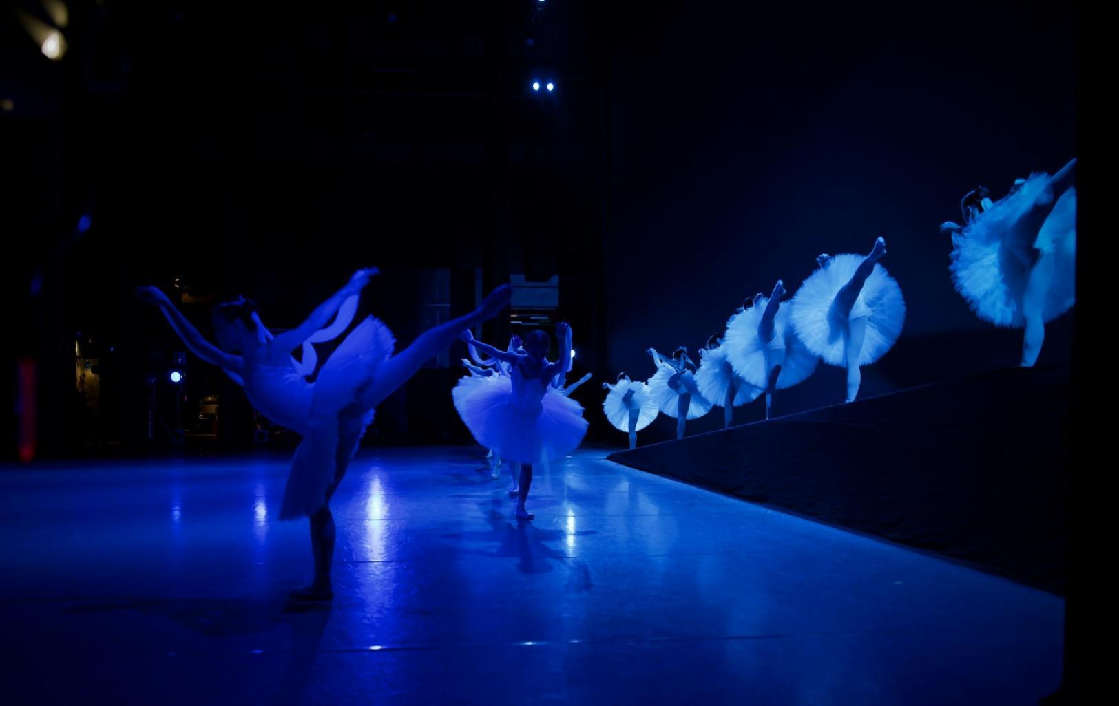 Tanzstudio mit Teilnehmern während einer Übungseinheit